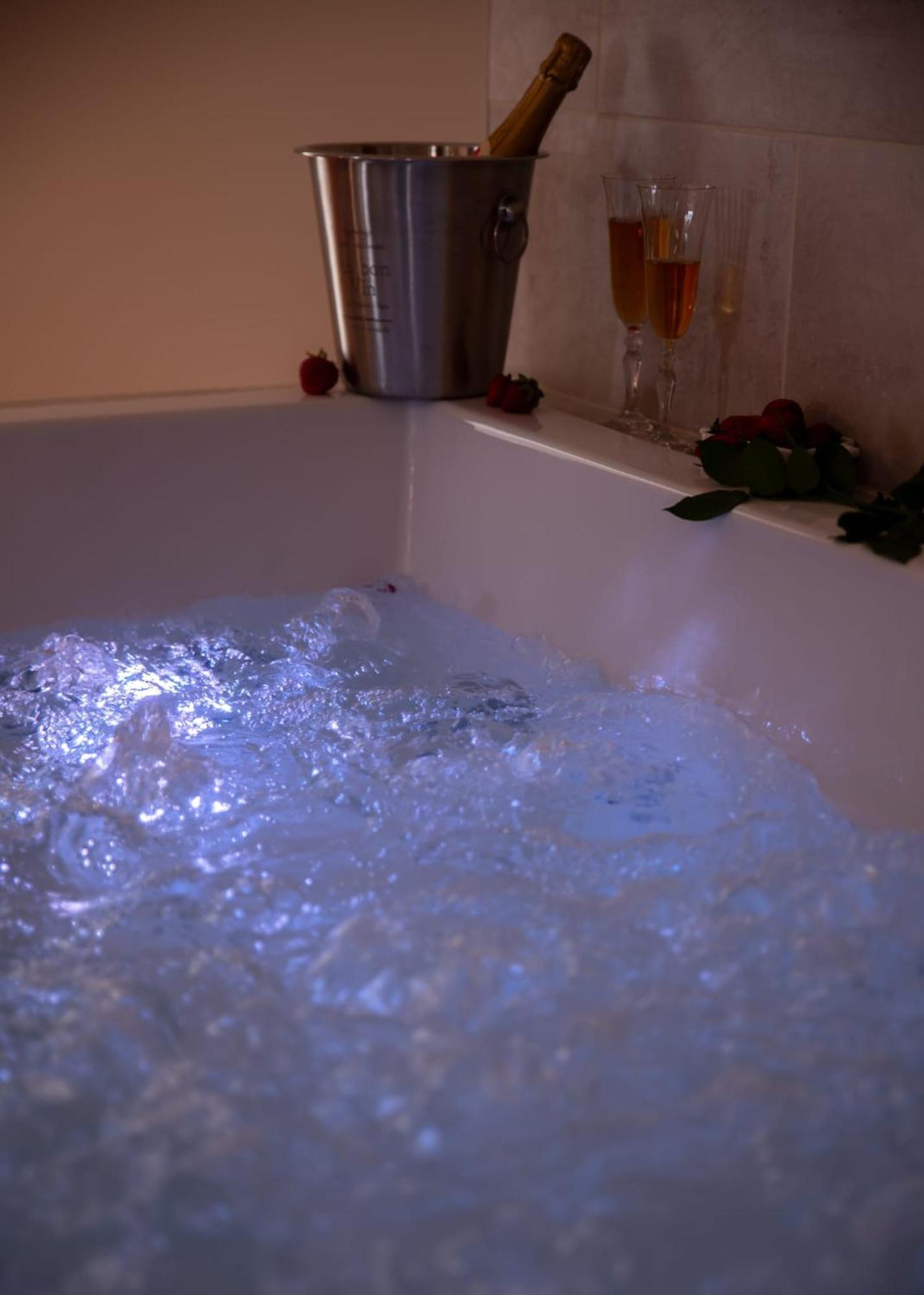 Le Mas Aux Amoureux , Suite Romantique Et Spa Le Barcarès Buitenkant foto
